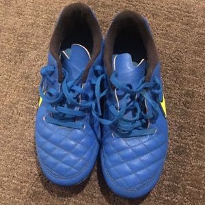 Blue Nike tiempo size 2.5